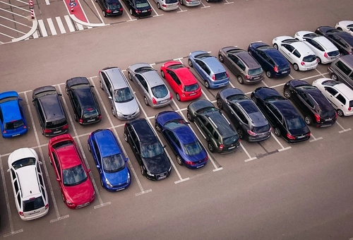 Luftaufnahme von parkenden Autos