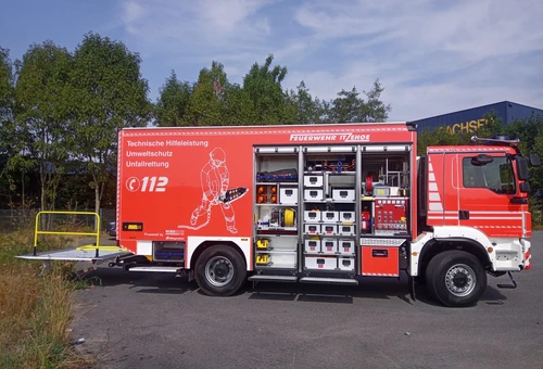 Ein Feuerwehrfahrzeug der Stadt Itzehoe, seitlich geöffnet, sodass Ausrüstung sichtbar ist.