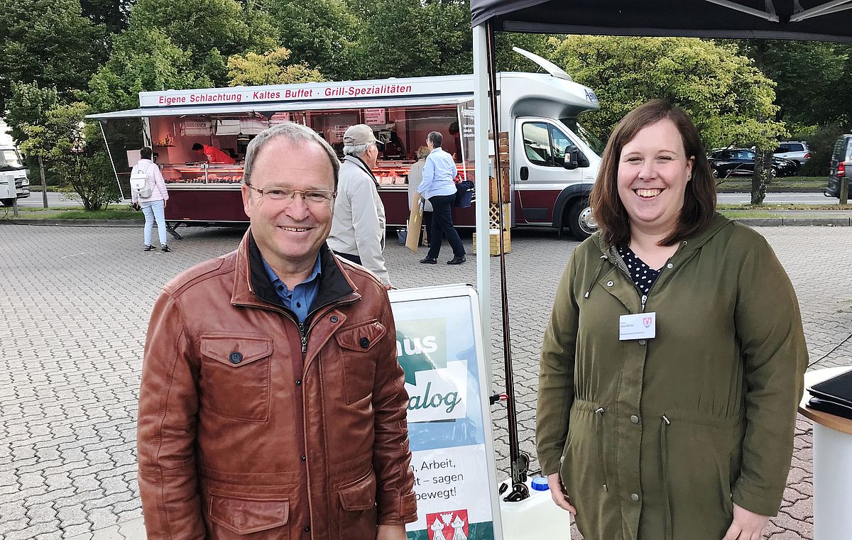 Bürgermeister Dr. Andreas Koeppen und Beteiligungsmanagerin Jana Möller auf dem Wochenmarkt