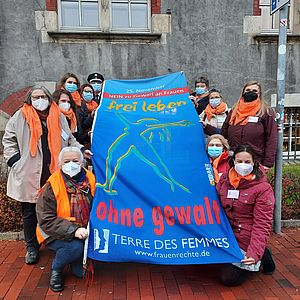 Das Frauennetzwerk Steinburg präsentiert die Terres des Femmes Flagge "Frei leben ohne Gewalt"