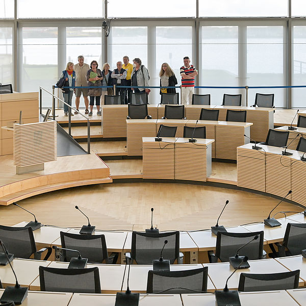 Eine Besuchergruppe steht im Kieler Landtag.