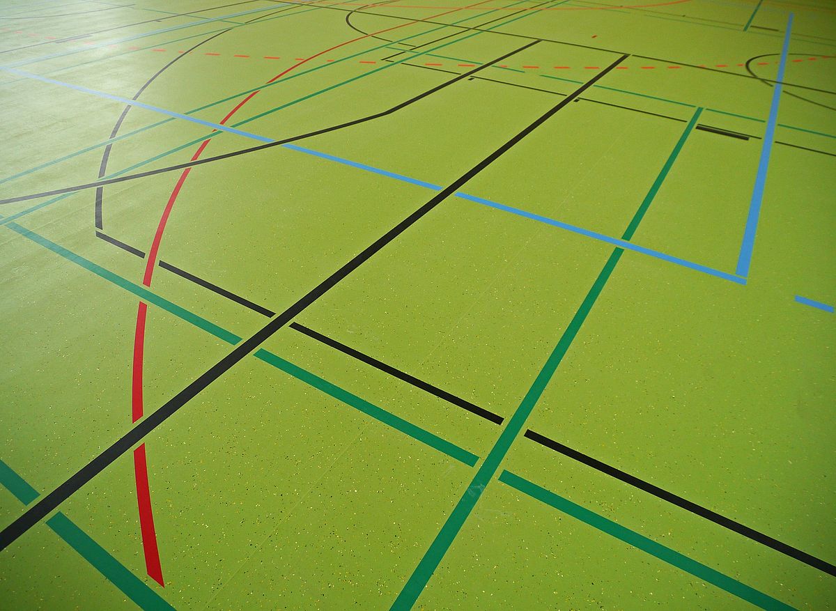 Sporthallenboden mit verschiedenen Linien