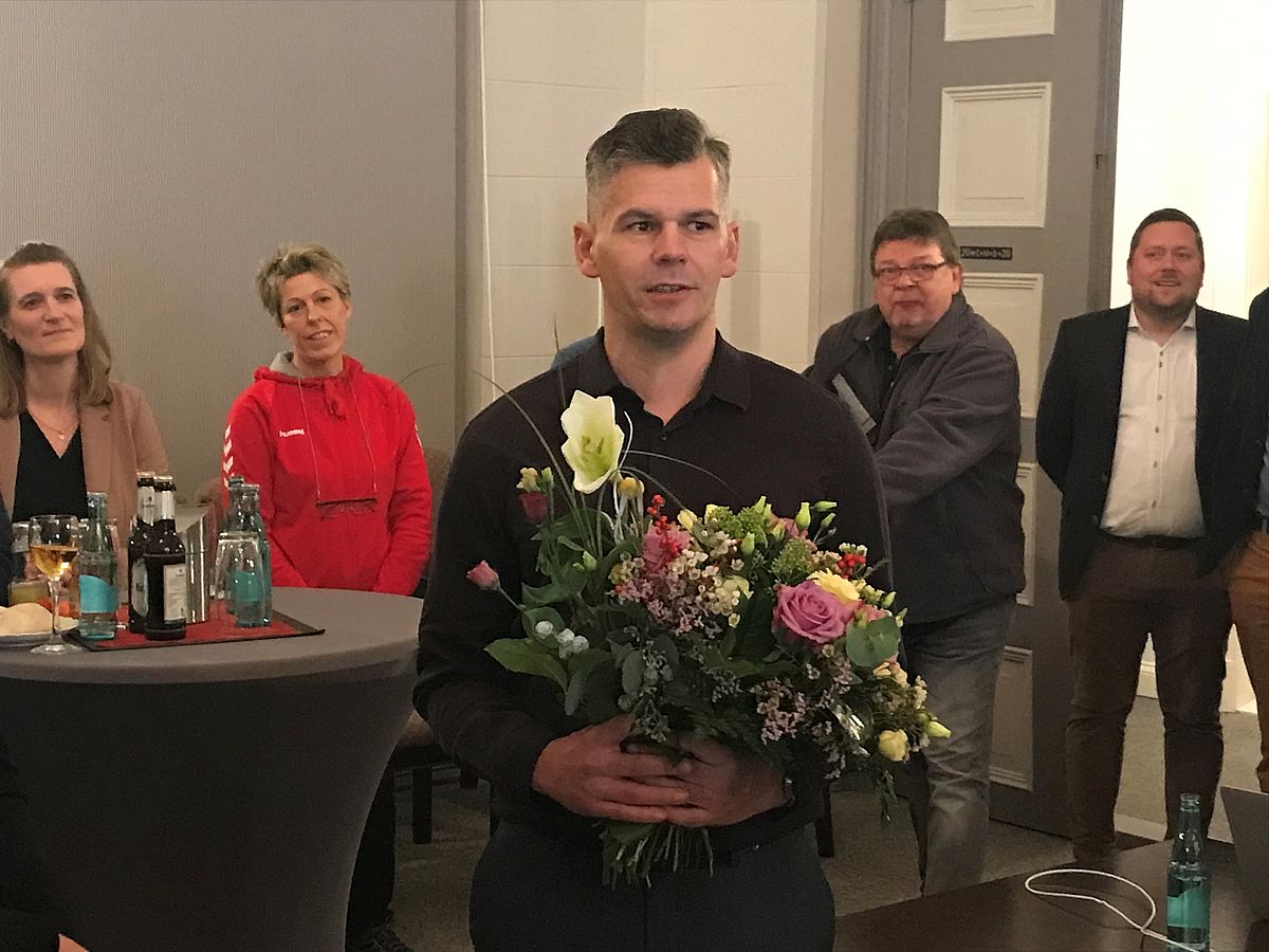 Ralf Hoppe mit Blumenstrauß