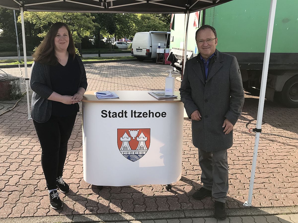 Beteiligungsmanagerin Jana Möller und Bürgermeister Dr. Andreas Koeppen stehen an ihrem Infostand.