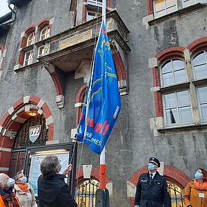 Kreispräsident Peter Labendowicz hisst die Terre des Femmes Flagge vor dem Kreishaus
