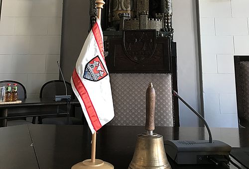 Glocke und Fahne auf dem Tisch in der Ratsversammlung