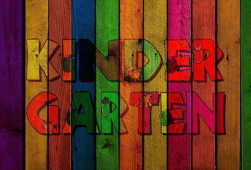 Bunter Zaun mit der Aufschrift "Kindergarten"