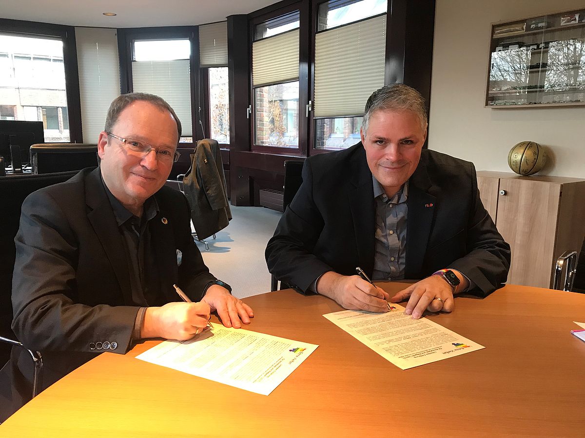 Bürgermeister Dr. Andreas Koeppen und Danny Clausen-Holm unterzeichnen die Lübecker Erklärung