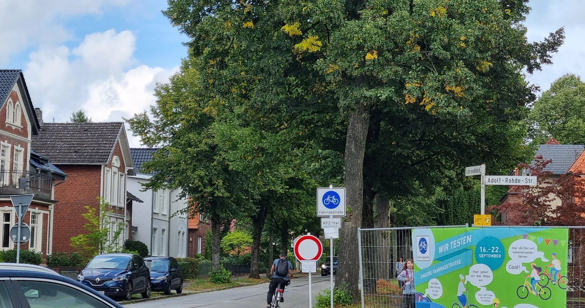 Ein Radfahrer biegt in die temporäre Fahrradstraße Lehmwohldstraße ein