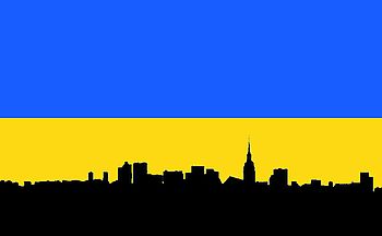 Ukraine-Flagge mit der Skyline von Itzehoe