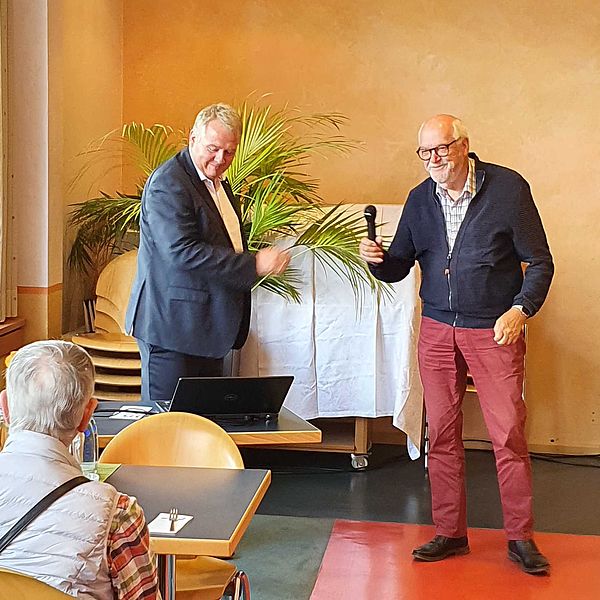  Ulrich Wiegmann übergibt Thies Johannsen das Mikrofon.