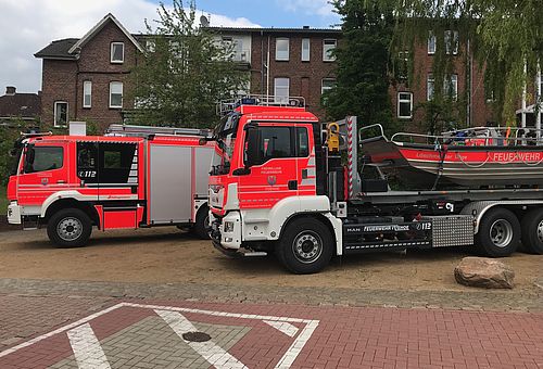 Zwei Einsatzfahrzeuge der Freiwilligen Feuerwehr Itzehoe