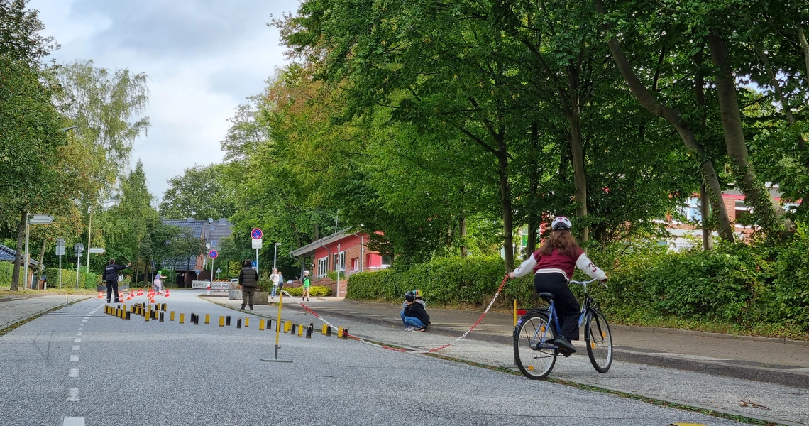 Eine Schülerin umfährt auf ihrem Fahrrad einen Poller