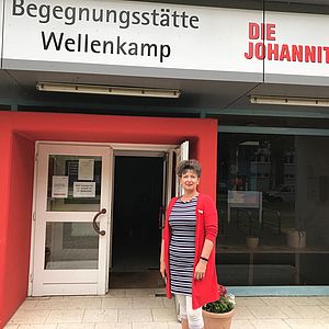 Johanniter-Dienststellenleiterin Ulrike Bessel steht vor der Begegnungsstätte Wellenkamp. 